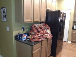 ba_noen_venner_kjoepe_med_ett_par_poser_potetgull_fra_norge_det_gjorde_dem_d_1_20140125_2073798108